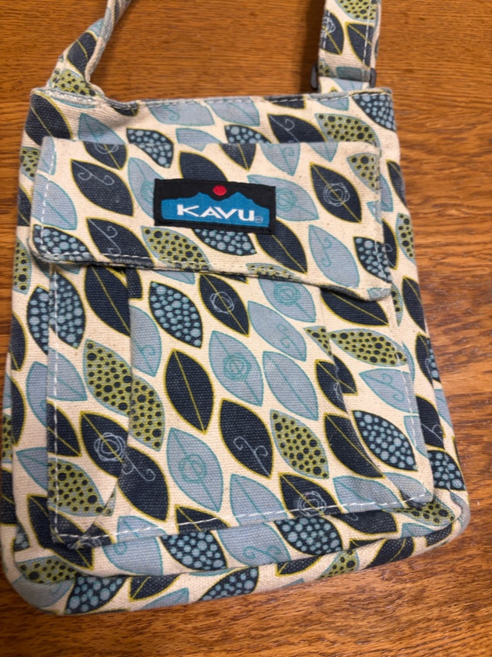 Kavu Leaf-Pattern small Crossbody purse in Blue, Green and Cream